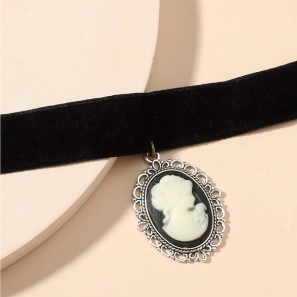 Elegant Black Velvet Cameo Choker Necklace - Picture 2 of 3